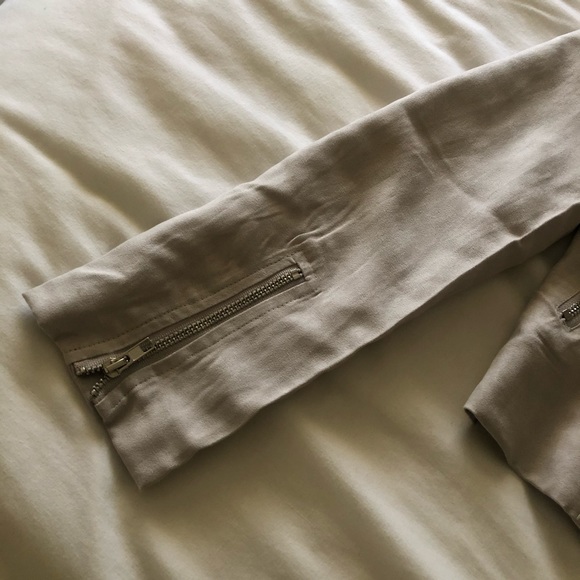 ⭐️ Boohoo Petite Lightweight Moto Jacket ⭐️ - Picture 4 of 6